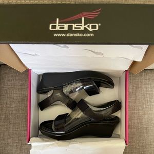 Dansko Antoinette Crinkle Patent Leather sandals, Black, Size 37 Brand New
